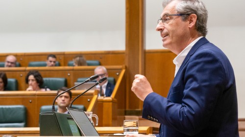 EAJ-PNVk sustatutako Enplegu Publikoaren Legearen aldaketa onartu da, euskal administrazioaren euskalduntze-eredua sendotzeko