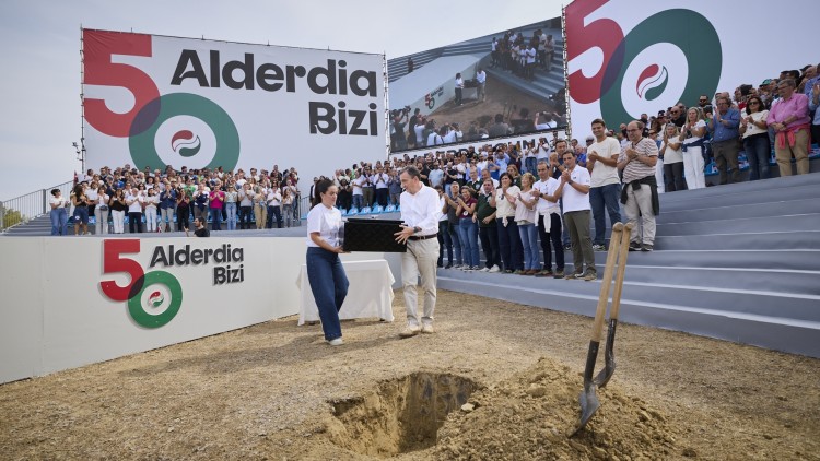 Alderdi Egunaren 50. edizioan, 100.ean irekiko den denbora-kapsula lurperatu du EAJ-PNVk eta azpimarratu du: 